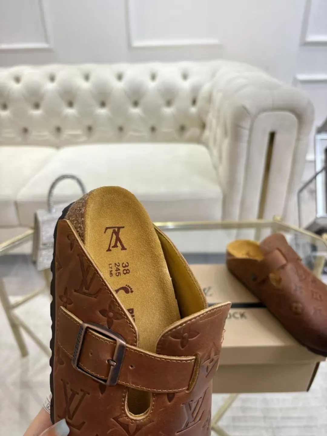 Women's p560 Men's p580 ✨ LV couple's toe-cap slippers | Full of high-end feel, you can walk with wind! ✨ This pair of LV classic toe-cap slippers is simply a "walking grass-planting machine"! Original three-dimensional embossed cowhide + cowhide fabric, the texture is high-end at first glance, and you will become a rich daughter/son in seconds ~💅 🌟 Why must you join TA? ✔️ Original embossed cowhide - clear texture but not cheap, classic presbyopia yyds ✔️ Belt buckle + metal logo - ecstatic control of details, exquisite to the heel! ✔️ Sheepskin lining + cushioned footbed - it feels like stepping on clouds ☁️, and you won’t feel tired when you go shopping~ ✔️ Non-slip rubber sole - walking is as stable as a mountain, and you are not afraid of slipping on rainy days!  👫 The best outfit for couples: Whether it’s shorts, T-shirts👕 or long skirts and suits👗, pairing these shoes with each other will immediately create a lazy and high-end atmosphere! Everyday outings/vacations, no matter what you shoot, it will look like a blockbuster📸🔥 The texture and foot feel that only the higher version can have, it is not a hit or a hit! Heartbeat is not as good as action. True love is true when both pairs are in pairs~💖 #LVcoupleslippers #高色综合 #好看不狠的 Feet #couples’ must-have